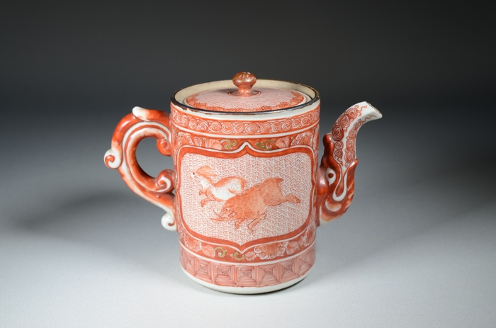 (6)宮本屋窯≪卯亥双丑図円筒形水注≫江戸時代後期(19世紀) 個人蔵