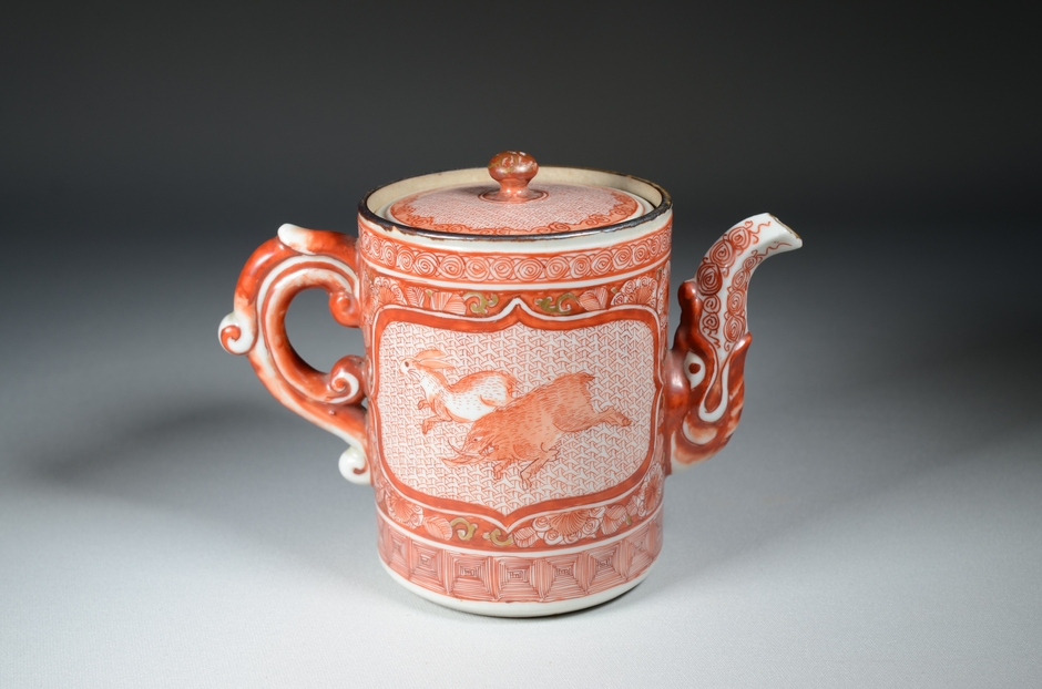 (6)宮本屋窯≪卯亥双丑図円筒形水注≫江戸時代後期(19世紀) 個人蔵