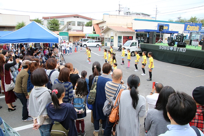 イベントのワンシーン。地域で活動するダンススクールが出演