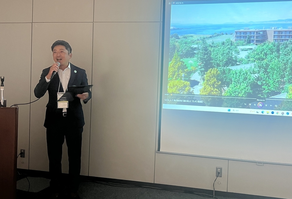 プレゼンで発表する『The Day Osaka』の初岡総支配人