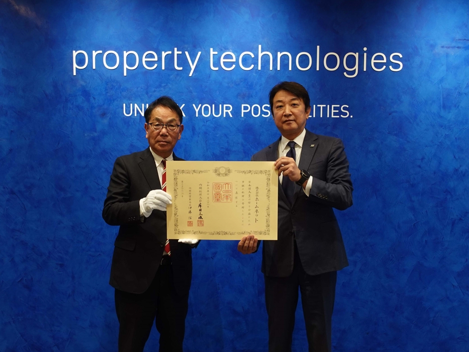 紺綬褒章授与の様子(左:広島県尾道市長 平谷 祐宏 様、右:当社代表取締役社長 濱中 雄大)