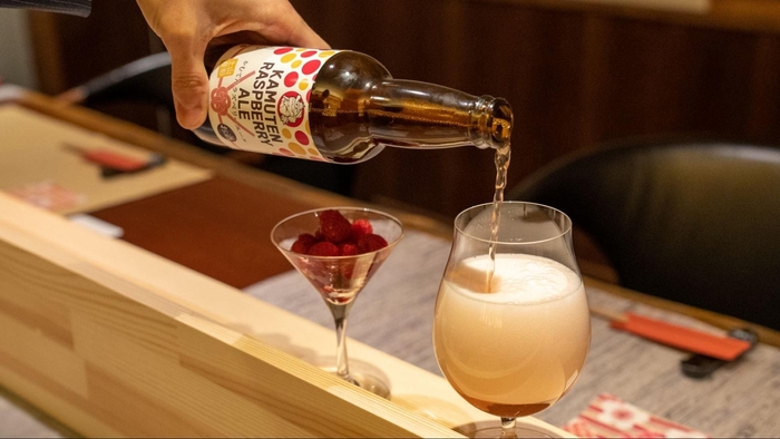 注ぐとラズベリーの甘い香りが漂います