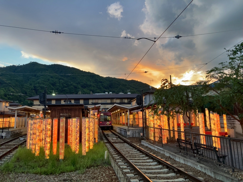 嵐山駅とキモノフォレスト
