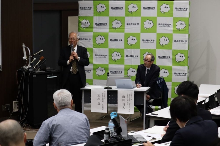 記者会見する石垣名誉館長（左）と藤田館長（右）