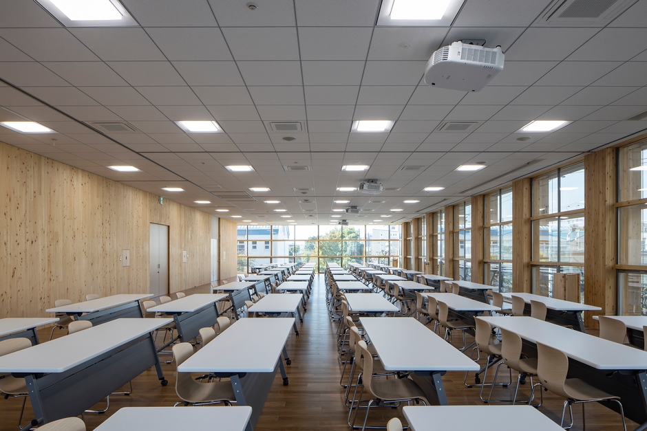 CLTパネル(左側)と耐火集成材の柱(右側)に囲まれ木のぬくもりが感じられる研修室