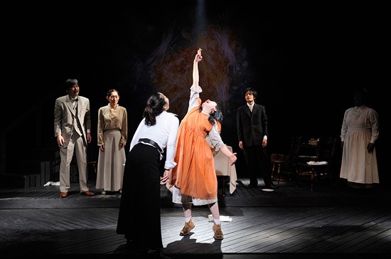 (演劇集団風の作品の一場面)