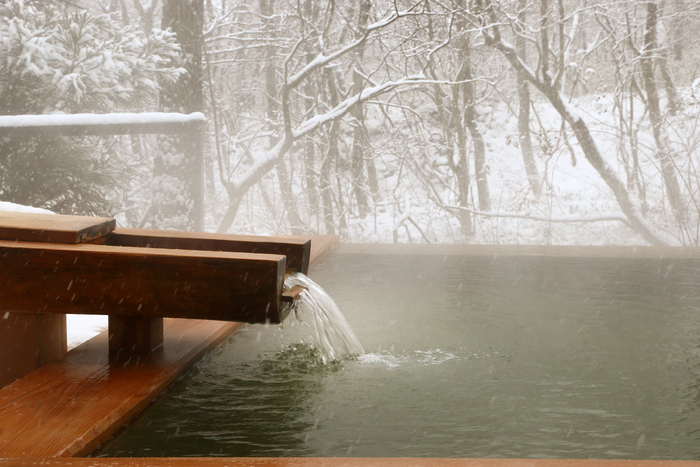 【渓流露天風呂】冬は雪見を楽しめるのも自然環境に調和する露天風呂ならでは