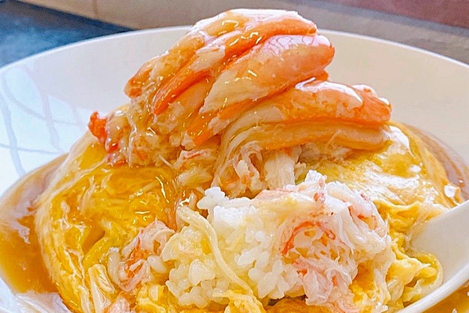 魅力的な中華グルメが揃う人気店で提供されるカニを使った天津飯