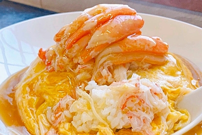 魅力的な中華グルメが揃う人気店で提供されるカニを使った天津飯