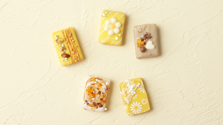 5つの小さなお菓子が入っています