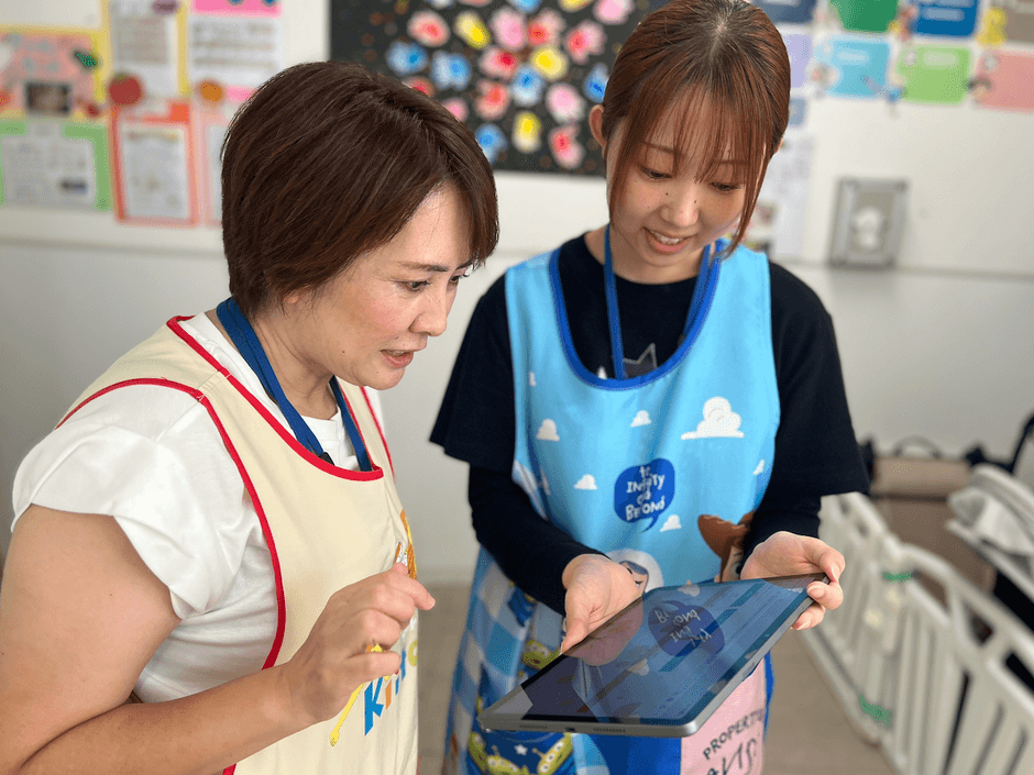 タブレットで園児の情報を確認・共有する保育士
