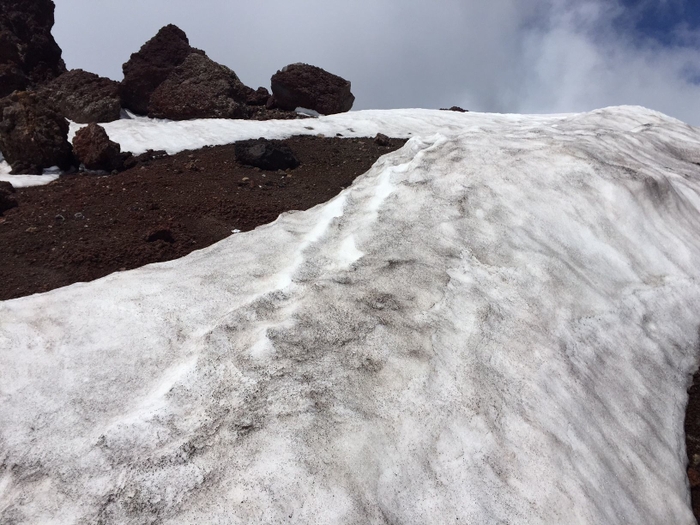 山頂の万年雪