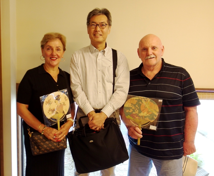 観光地でお土産にうちわを手に取る訪日客と