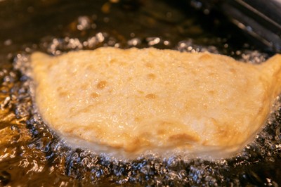 190度の油で揚げます