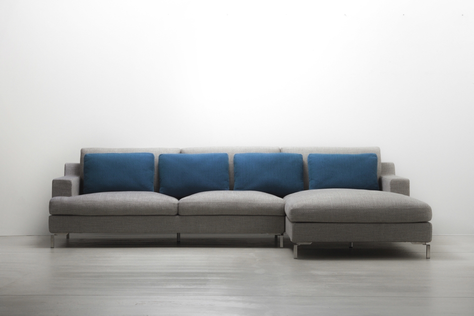 モデル「GRVA(ジーアールヴィーエー)」 参考価格¥756,200(税抜)~※2.5Pカウチセットの価格です。※張地の種類により価格が変更になる場合があります。