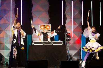 株元英彰さん、堀越 せなさんとDJ KAMMYによる『最響 カミズモード!』主題歌「カ!カ!カ!カミズモード!」初披露の様子