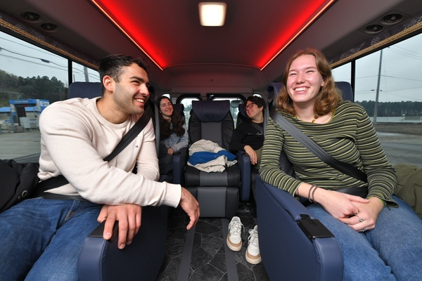 車内で楽しまれているインバウンドのお客様の様子