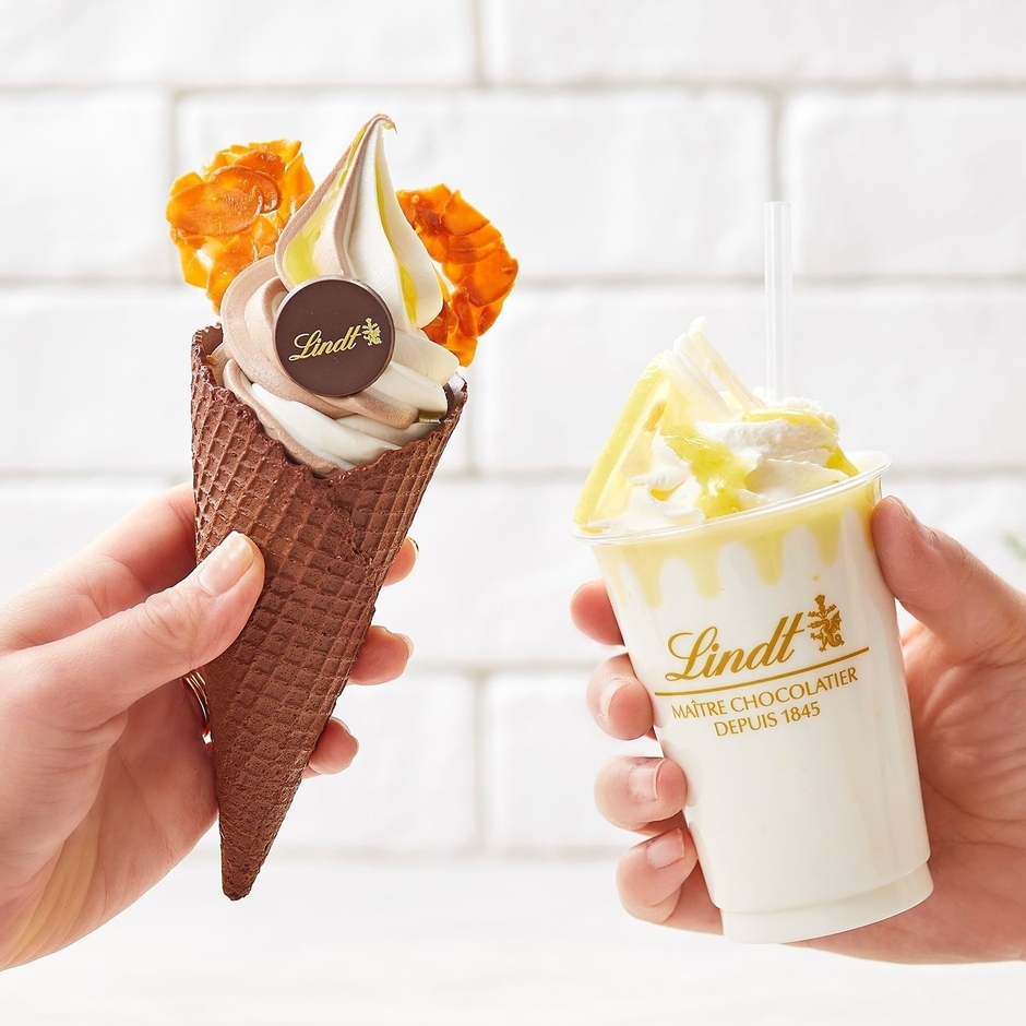 レモンのアイスチョコレートドリンクとソフトクリームショコラ