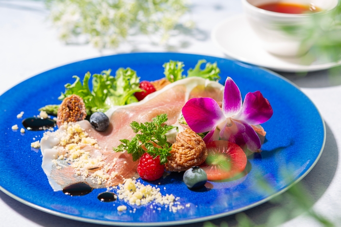 ウェルカムスイーツ 「ハモンセラーノとドライ無花果のサラダ仕立て」