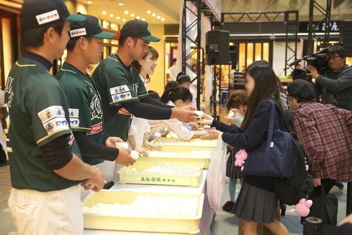 おにぎり無料配布の様子