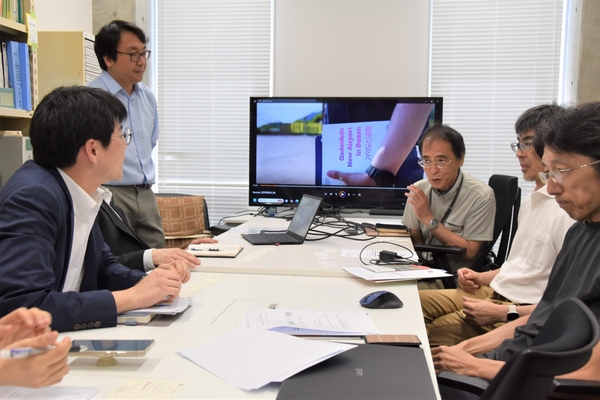 意見交換する上山教授（右から3人目）とチョ半導体政策チーム長（左）