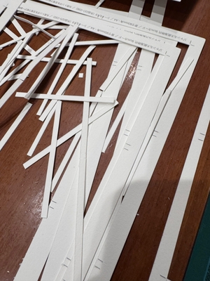 切り出したあとに残った紙片。完成作品には見えない、手作業の痕跡