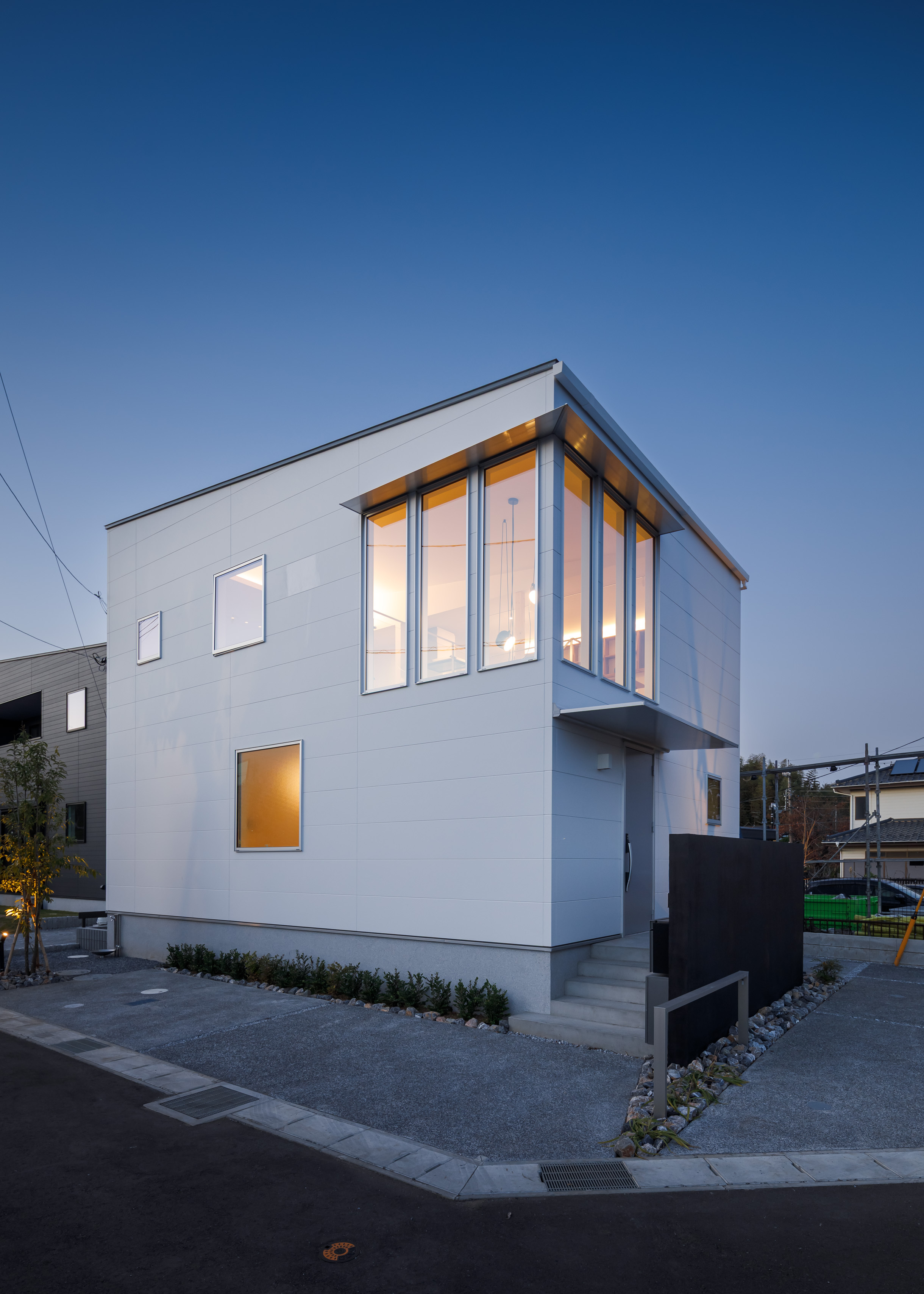 6連窓からあふれる光が温かい家庭を連想させる