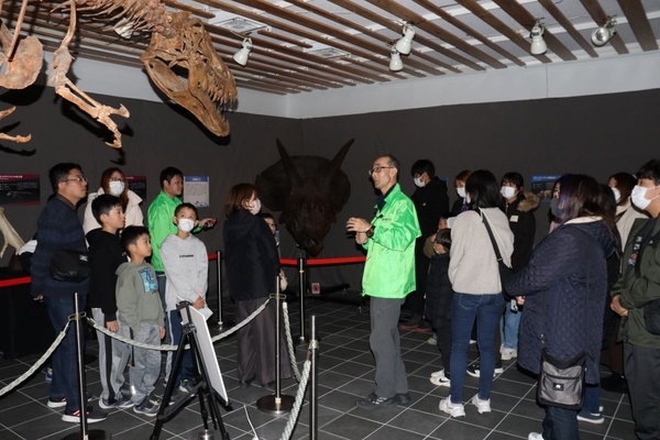 ナイトツアーでは昼間見えにくい化石の特徴もくっきりと浮かび上がります