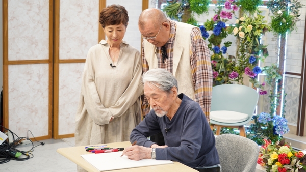 即興で絵を描かれる宇野さんを見守るMCの二人