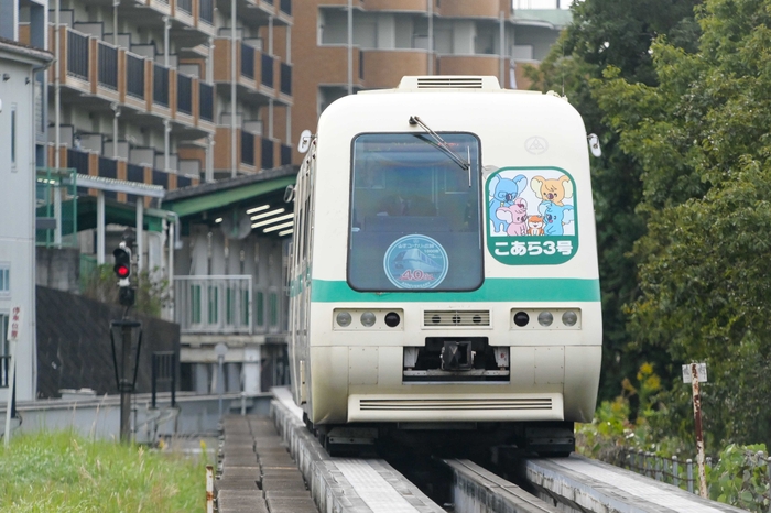 40周年記念ヘッドマークを掲出する「こあら号」(2)