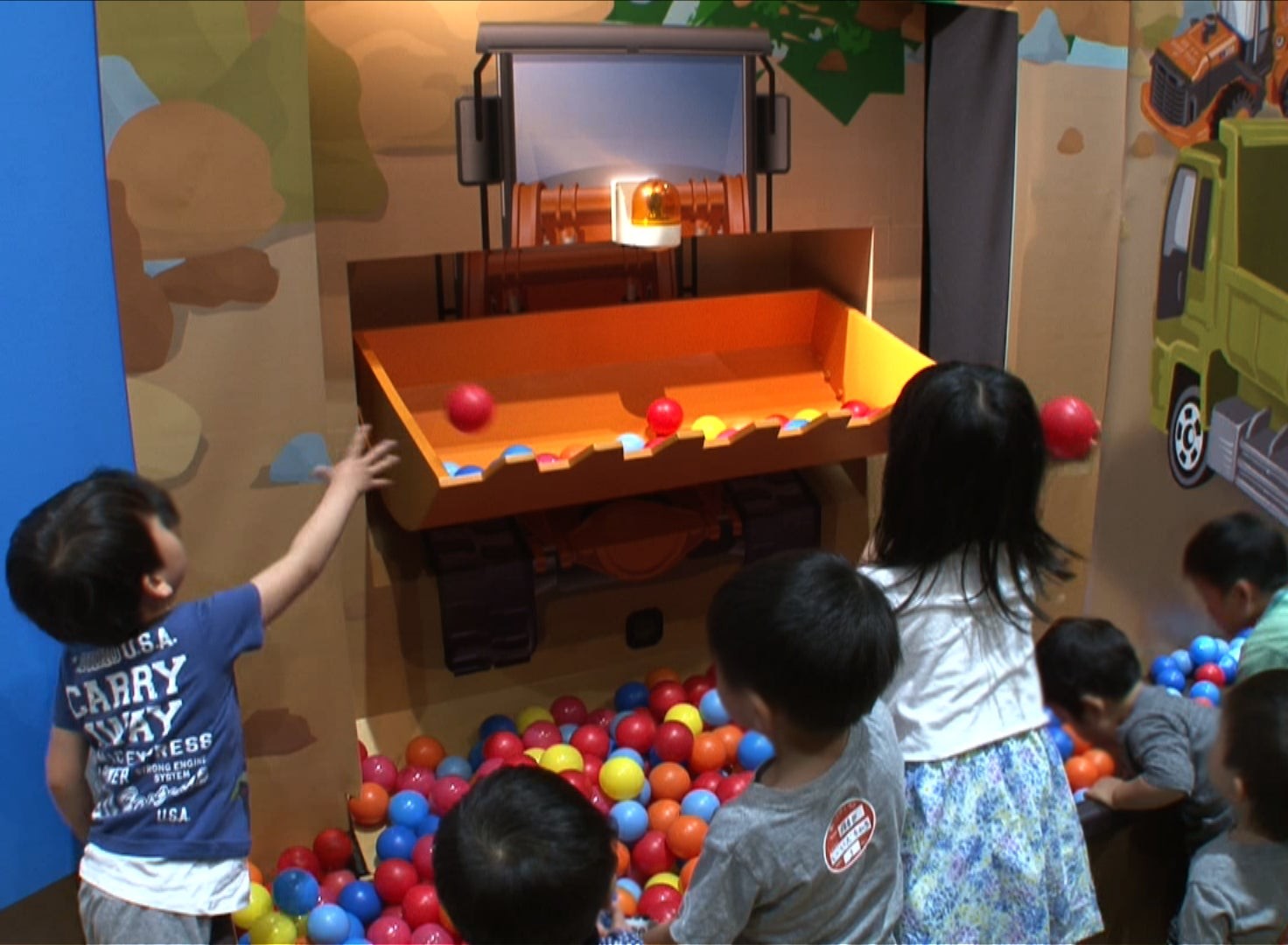 ショベルカーにボールをいれよう!