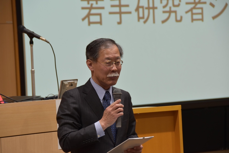 進行を務める研究推進委員会の岡本委員長