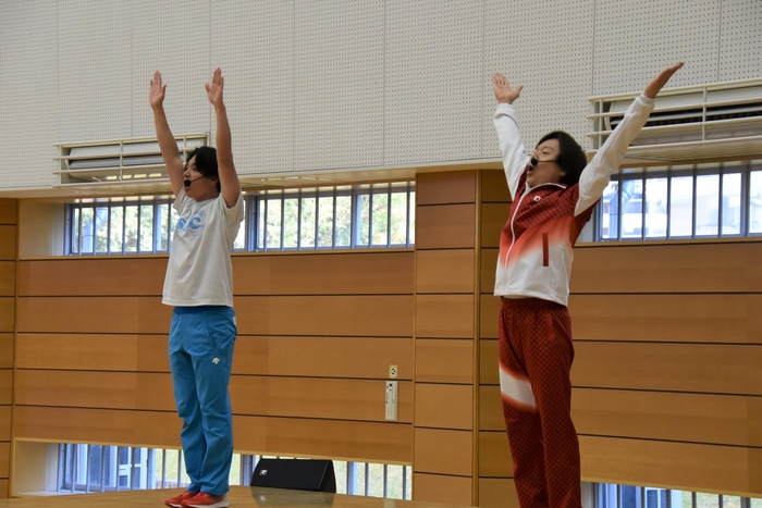 長男の文哉さん(左)がサポート