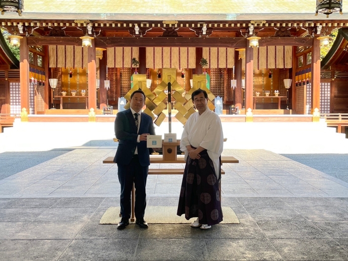 「贈呈式」西宮神社権宮司 吉井 良英(右),BTL Japan株式会社日本法人社長 渡邊 大嗣(左)