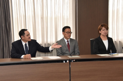 (左から)古川部長、西川監督、森コーチ