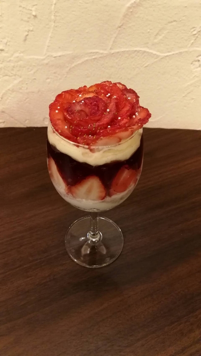 イチゴの薔薇からは本物の薔薇の香りも漂う