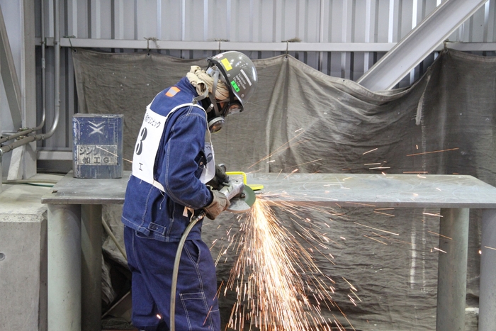 面取り加工競技の様子