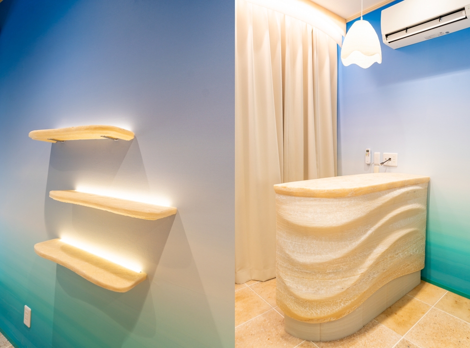 3Dプリンターを用いて、植物、バイオマス由来の生分解性樹脂材料で作ったカウンター机、シェルフ棚