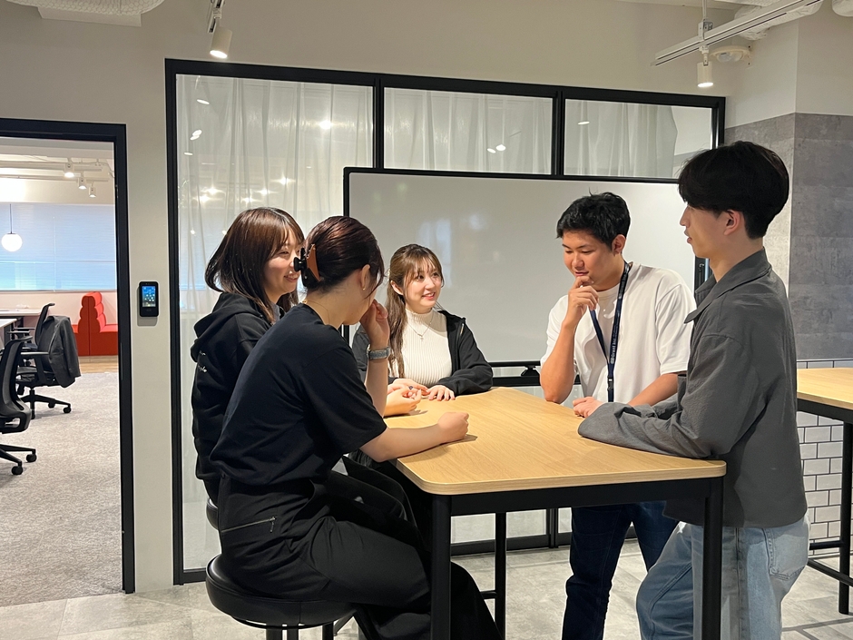 業務外の会話も活発でオープンマインドな雰囲気