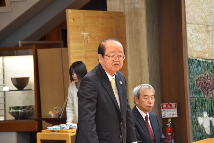 応援に対してお礼を述べる立花理事長