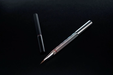 日本文具大賞受賞のファクトリーブランド「Laurett's」より ハイグレード筆ペン「Stealthread 万年毛筆」を販売開始！