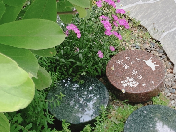 個別の墓標でお参りできる樹木葬区画