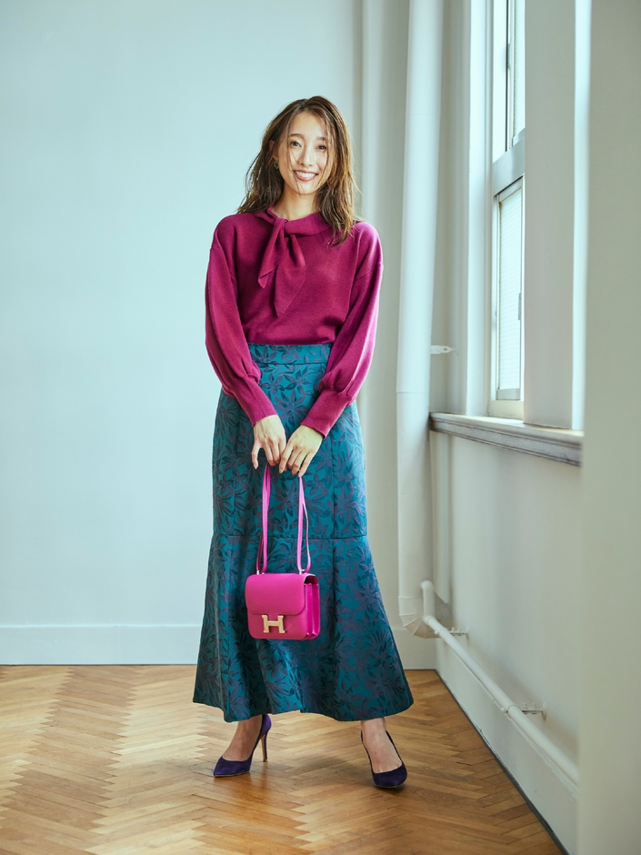 ボウタイ付きバルーンスリーブニット(ピンク)　7,590円(税込)／マーメイドロングスカート(グリーン花柄)　8,690円(税込)