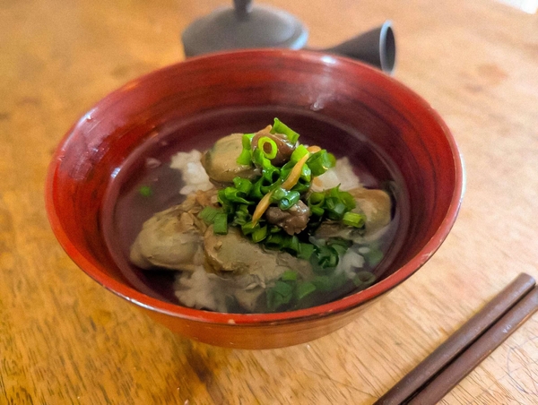 牡蠣のしぐれ煮にほうじ茶を注いだ「牡蠣の茶漬け」（横山さんのnoteより）