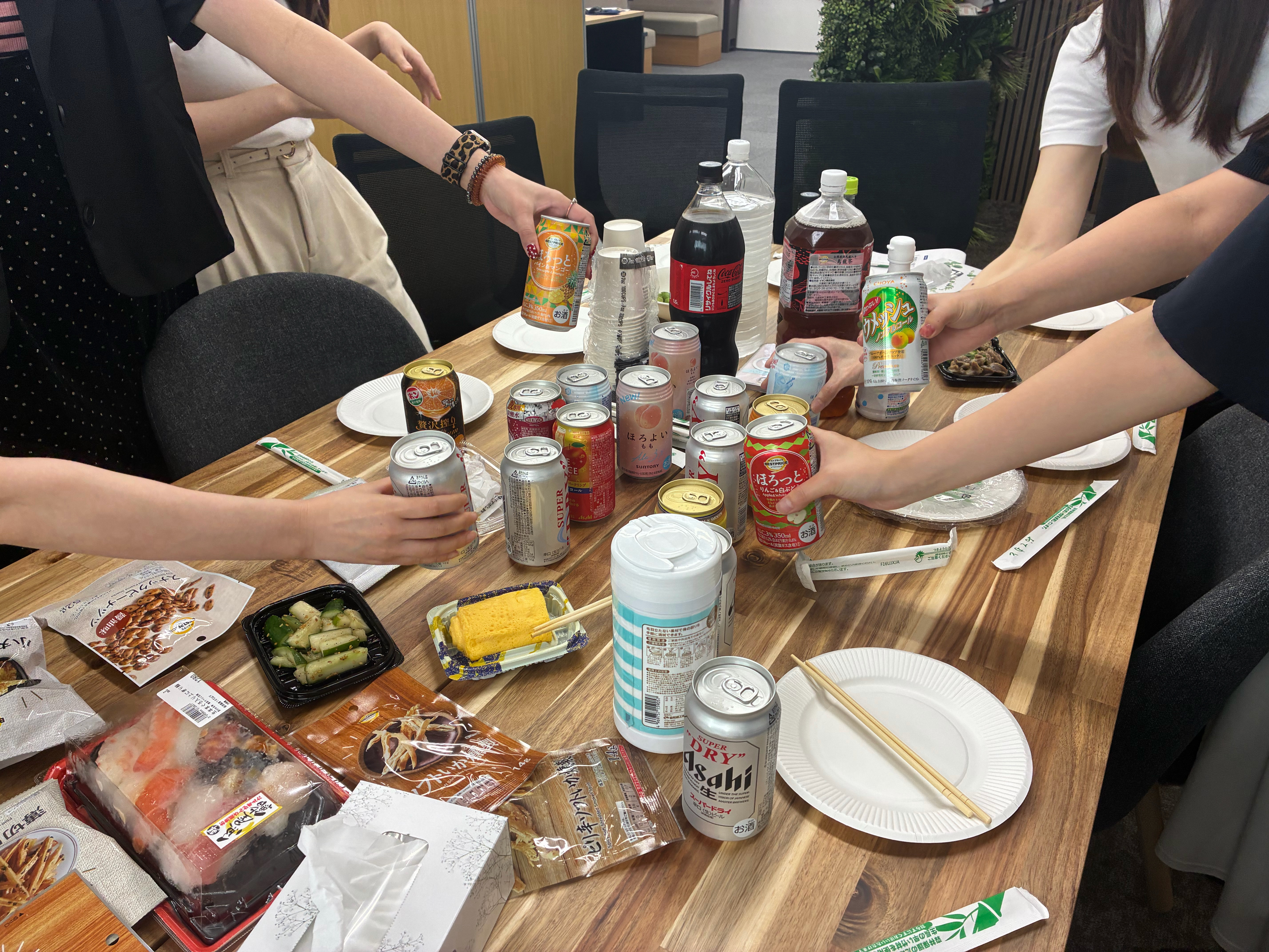飲食代は 会社負担＋参加時間にも給与。 社内納涼会を初めて夕方に開催