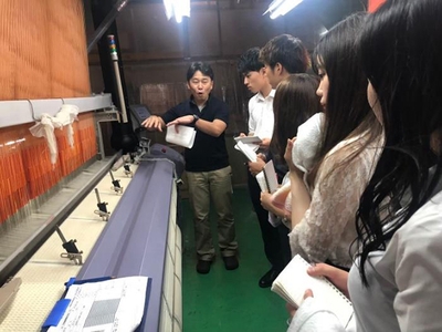 製造現場を見学し、ヒアリングを行う学生