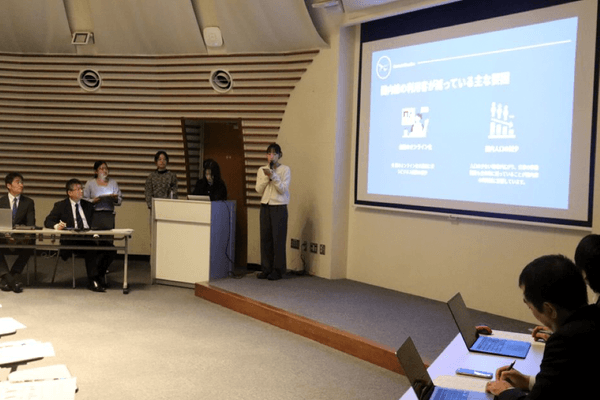 自分たちのアイデアを懸命にプレゼンする学生たち