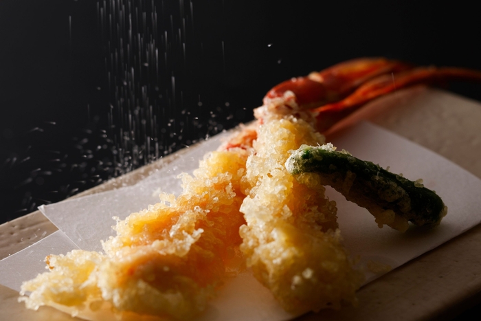 カニ天婦羅［一例］　サクッと揚げたて、カニの甘みが引き立ちます