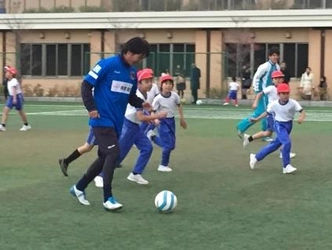 近畿大学附属小学校で奈良クラブの選手による体験授業　プロサッカー選手が小学生を直接指導