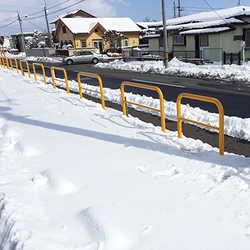 【納入事例レポート】あ、ここにも杉田エース！Vol.193雪国青森の冬はとても厳しいです。十和田市に新築した某スーパーの駐車場に車止めを約40基納品させていただきました。